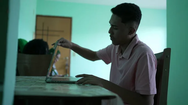 Іспаномовний Чоловік Відкриває Екран Ноутбука Шукає Онлайн Вдома — стокове фото