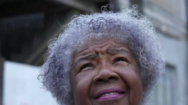 Sadık bir Afrikalı kadının yüzü gökyüzüne umutla bakıyor.