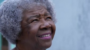 Ruhani bir Afrikalı kadın gökyüzüne umutla ve inançla bakıyor