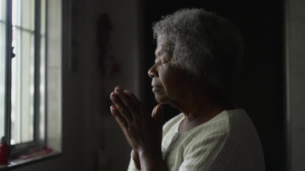 Uma Mulher Espiritual Africana Orando Deus Com Esperança — Vídeo de Stock