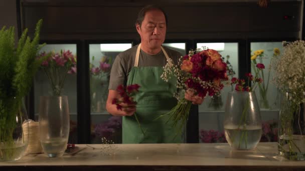 Чоловік Флорист Створює Букетну Квіткову Композицію Всередині Магазину Невеликих Ділових — стокове відео