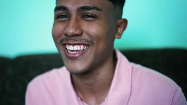 Seorang Pemuda Amerika Selatan Tersenyum Dalam Percakapan — Stok Video