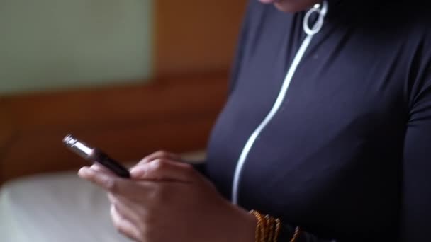 Young Black Woman Using Phone Texting Typing Smartphone — Αρχείο Βίντεο