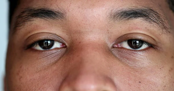 Крупный План Молодой Черный Мужчина Глаза Глядя Камеру Макроафриканский Лицо — стоковое фото
