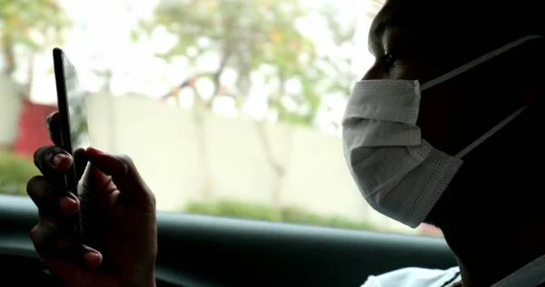 Black African Man Looking Cellphone Car Wearing Surgical Mask — 图库照片