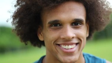 Gülümseyen mutlu siyah adam