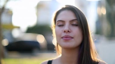 Gözlerini açmak, kameraya bakan bir kızın açılıp kapanması.