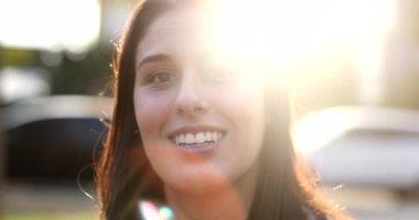 Dışarıda kameraya gülümseyen bin yıllık bir kızın portresi. 20 yaşında genç bir kadın.