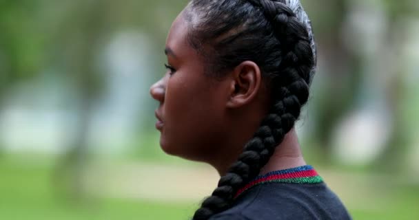 Black Girl Smiling Camera Tracking Circle Shot Young African Woman — Αρχείο Βίντεο