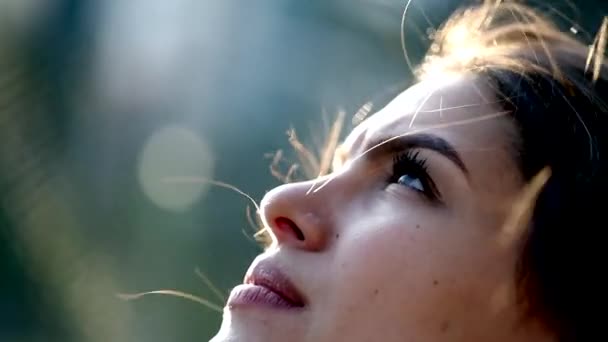 Jonge Vrouw Gezicht Openen Ogen Meditatie Contemplatie Kijken Naar Hemel — Stockvideo