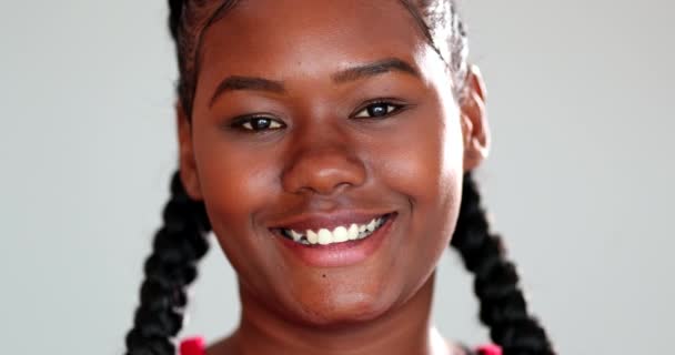 Happy African Girl Smiling Close Face — Vídeo de stock