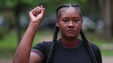 Siyahi Afrikalı kadın kameraya doğru yürüyor, gururlu kendine güvenen kadın gücü