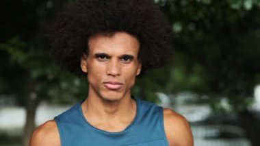 Kameraya bakan ciddi bir zenci.