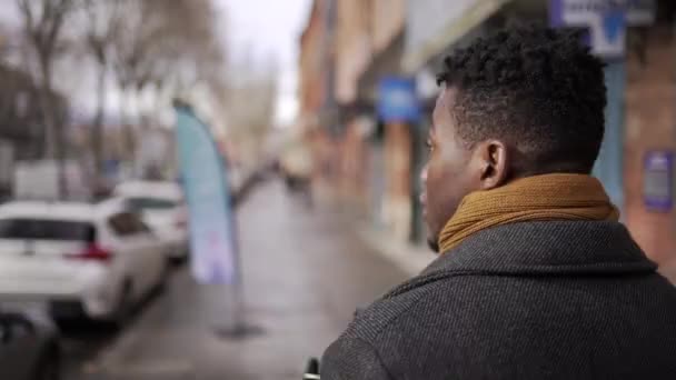 Afrikalı Bir Adam Şehirde Yürürken Maske Takıyor — Stok video