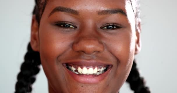 Hapy Young African Woman Smiling — Vídeo de stock