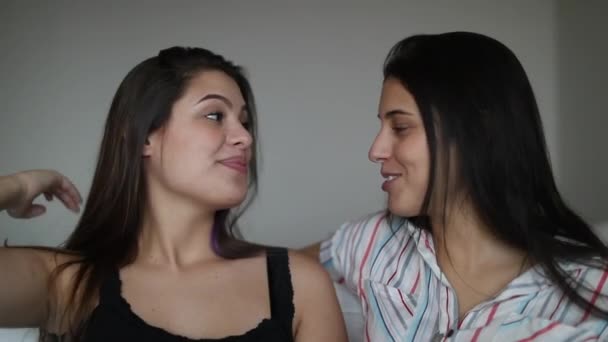 Friends Chatting Laughing Together Casually Two Young Women Smiling Together — Vídeo de stock