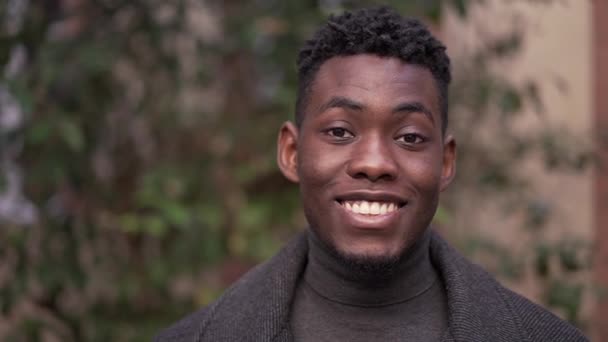 Молодий Чорний Чоловік Крупним Планом Посміхається Дивлячись Портрет Камери — стокове відео