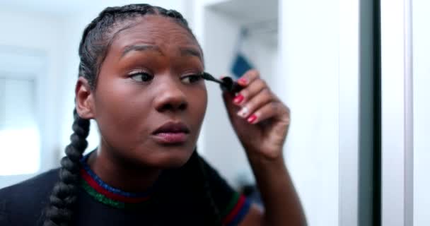 Casual African Woman Applying Make Front Mirror — Vídeo de stock
