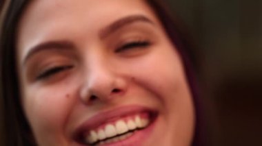 Kameraya gülümseyen genç bir kadın portresi. Bin yıllık güzel kız yüzü gülüşü.