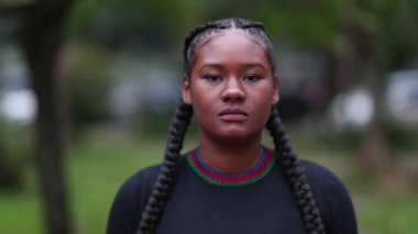 İleri doğru yürüyen ciddi bir Afrikalı kadın.