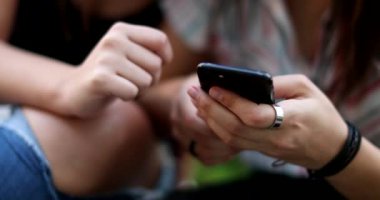 Cep telefonu tutan kadın eller. Akıllı telefon ekranını gösteren yakın plan parmak.