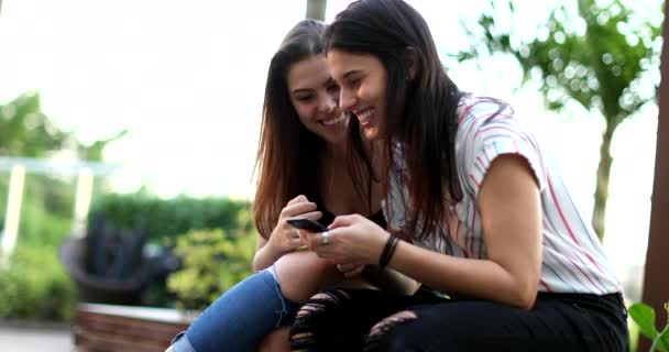 Дві Молоді Жінки Дивлячись Пристрій Смартфона Сміються Посміхаються — стокове відео