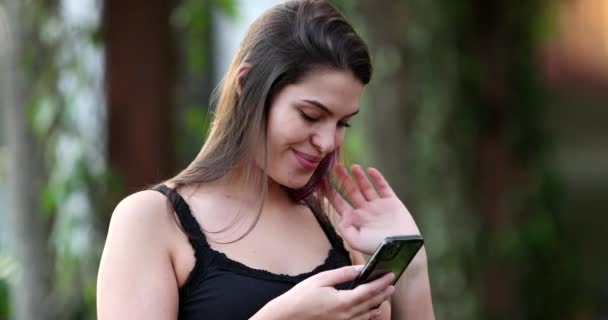 Молода Тисячолітня Жінка Використовує Смартфон Дівчина Посміхається Дивлячись Екран Мобільного — стокове відео