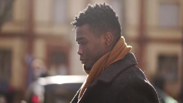 Düşünceli Siyahi Bir Adam Kış Mevsiminde Şehirde Tek Başına Dolaşarak — Stok video
