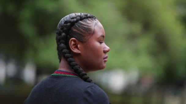 Dramatic African Woman Standing Staring Camera Tracking Shot Girl — Αρχείο Βίντεο