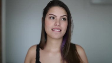 Kamerayla konuşan bir kadın. Gerçek hayat. Oldukça çekici bir kız. Çözümü merak ediyor.