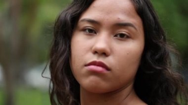 Genç İspanyol kız kameraya bakıyor.