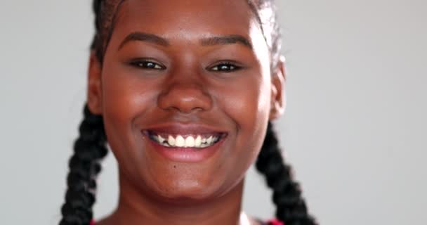 Portrétní Africká Dívka Usmívá Kamery Zblízka 20S — Stock video