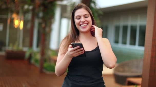 Щаслива Дівчина Посміхається Тримає Пристрій Смартфона Зовні — стокове відео