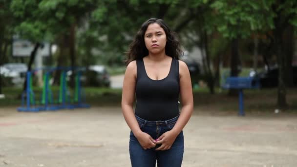 Latin Kökenli Genç Kız Parkta Dikiliyor — Stok video