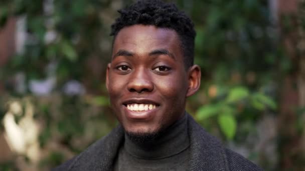 Харизматичний Молодий Чорношкірий Чоловік Дружня Африканська Людина — стокове відео