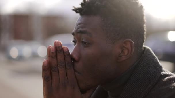 Тривожний Молодий Чорний Чоловік Страждає Емоційним Болем Сидячи Тротуарі Вулиці — стокове відео