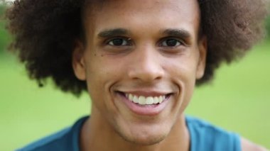 Genç Afrikalı siyahi adam kameraya gülümsüyor