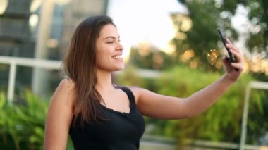 Milenyum kadını akıllı telefonuyla selfie çekiyor.
