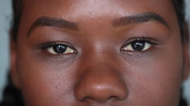 Ciddi Afro-Amerikan siyah kız gözleri makro yakın plan.