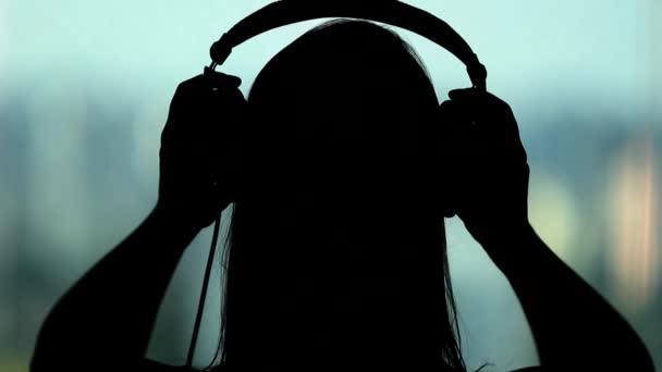 Γυναίκα Που Ακούει Μουσική Ακουστικά — Αρχείο Βίντεο