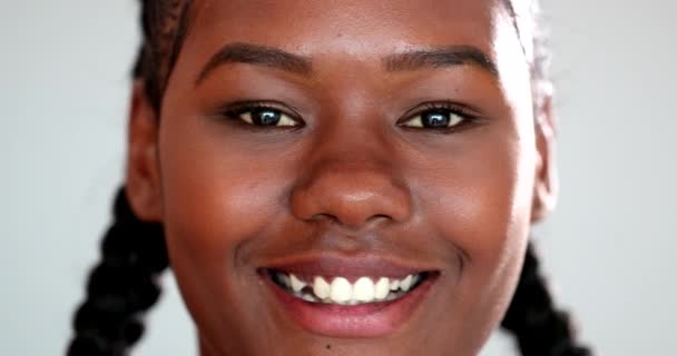 Happy African Girl 20S Smiling Close Young Black Woman Face — Vídeo de stock