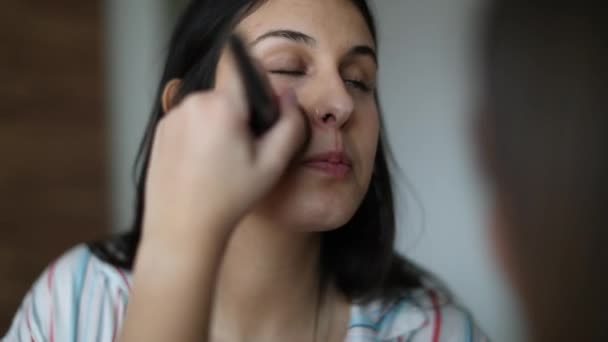 Women Applying Make Female Friends Applies Makeup Girlfriend — Stok video