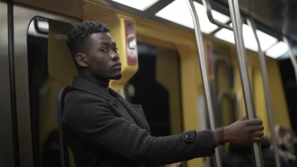 Metro Metrosunda Gidip Gelen Siyahi Bir Adam — Stok video