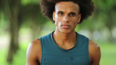 Genç yakışıklı siyah adam ileri yürüyor.