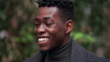 Dost canlısı mutlu Afrikalı adam portresi, yakından gülümsüyor.