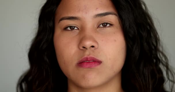 Іспанська Дівчинка Розлючена Жінка Змінює Емоції Нещаслива Реакція Людини Новини — стокове відео