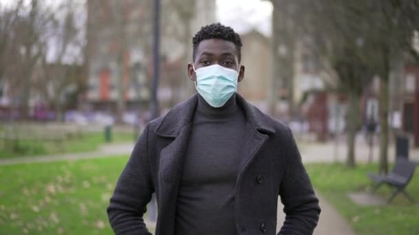 Muda Hitam Berjalan Taman Mengenakan Covid Wajah Bedah Masker — Stok Video