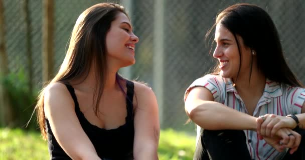 Young Women Speaking Casual Conversation Smiling Laughing — Αρχείο Βίντεο