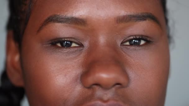 Şüpheli Siyah Afrikalı Kadın Yakın Çekim Gözleri Ciddi Duygular — Stok video