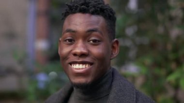 Mutlu siyah Afrika portresi yakından gülümseme